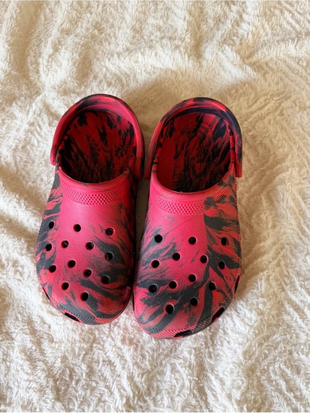 Crocs Black & Red Marbled – Men’s 7 / Women’s 9